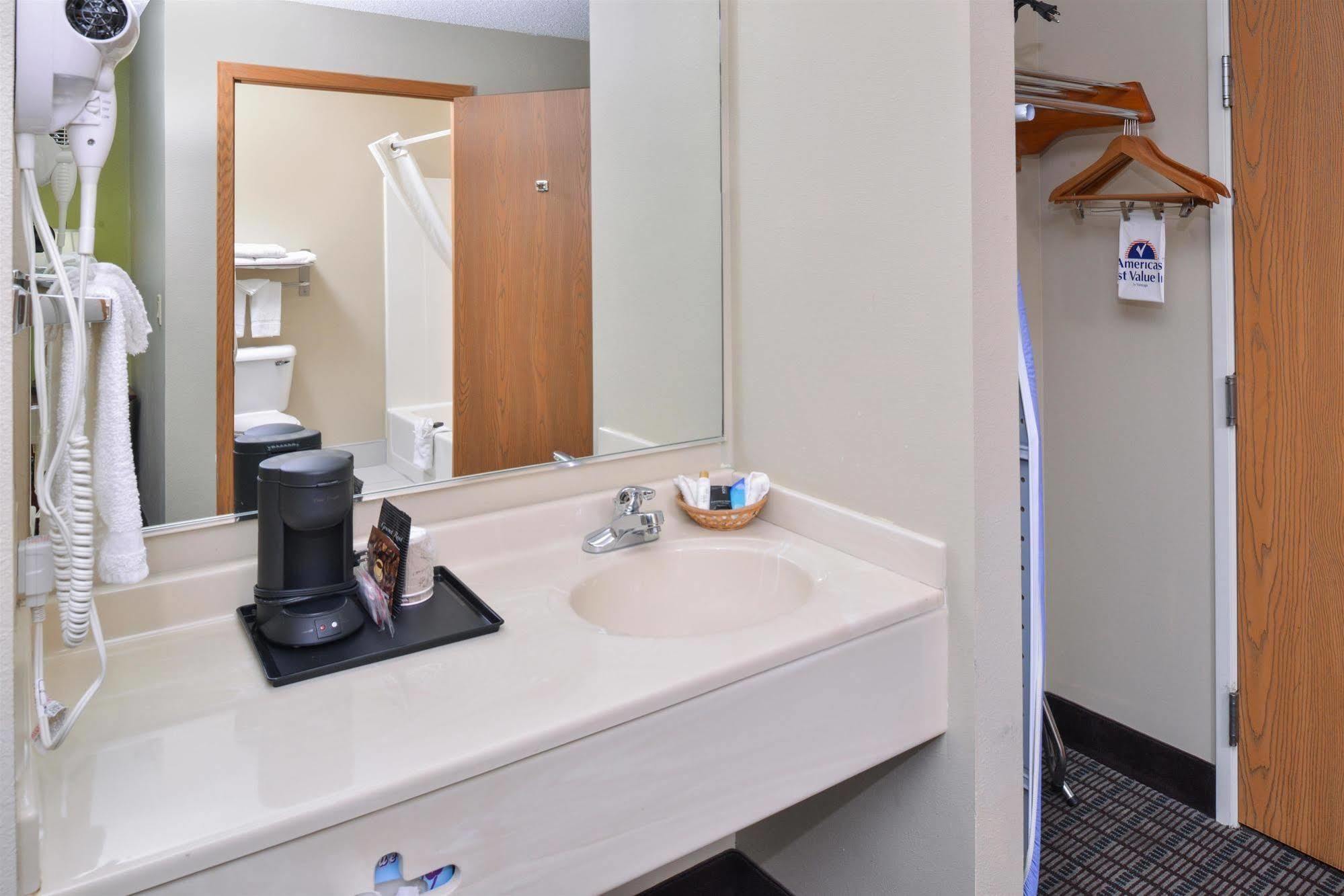 Regency Inn Geneseo Il I-80 Buitenkant foto